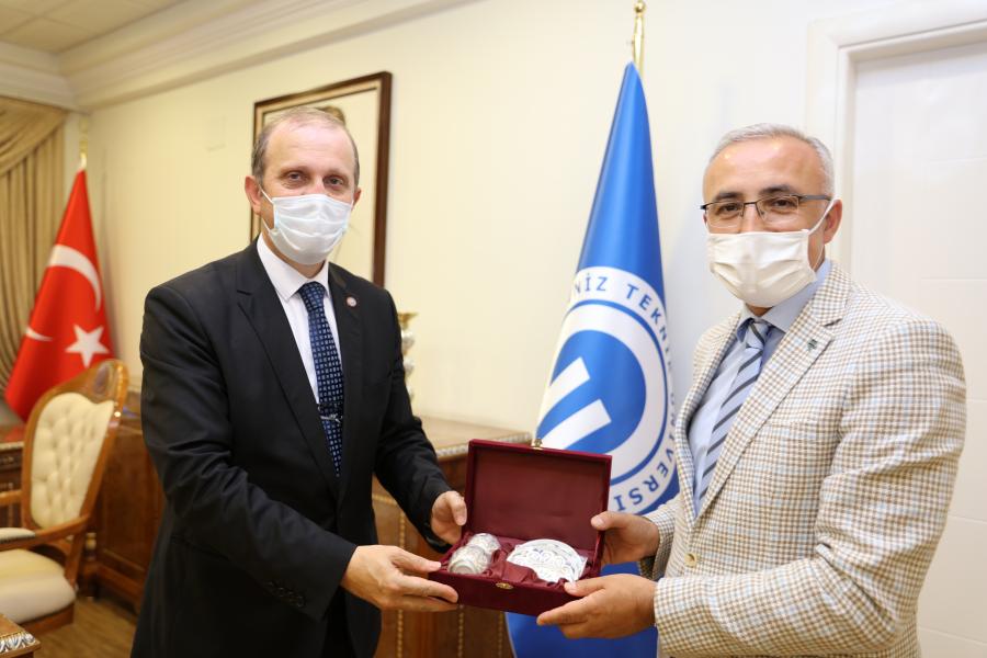 Recep Tayyip Erdoğan Üniversitesi Rektörü Prof. Dr. Hüseyin KARAMAN