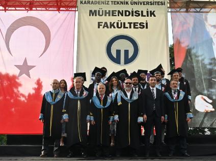 2022-2023 Mezuniyet Töreni Maden Mühendisliği Bölüm amfisi ve KTÜ futbol sahasında gerçekleştirildi. 