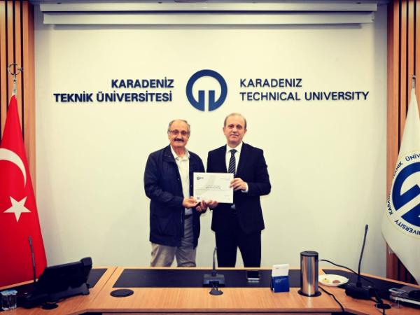 Fakültemiz İdari Personeli Şef Yalçın SATILMIŞ'a Belge Takdimi 