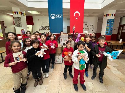Kids Zone'dan oyuncak ve kitap paylaşımı