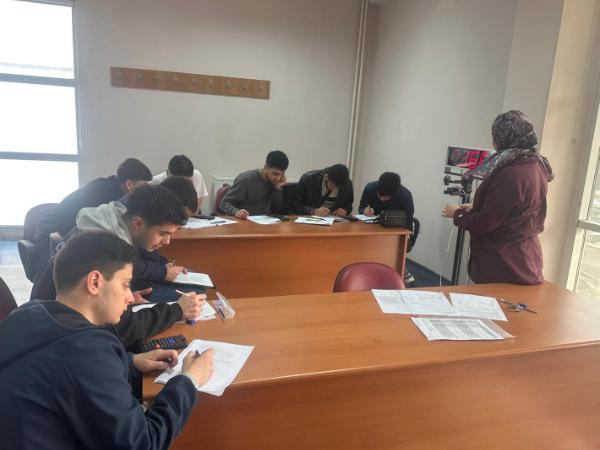 Fizik-1 Dersi Kapsamında "Eğik Düzlem" ve "Serbest Düşme" Deneyleri Gerçekleştirildi