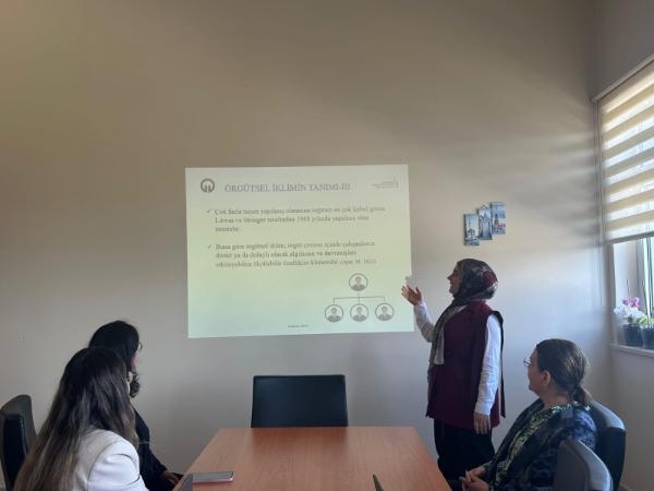 Yüksek Lisans Öğrencimiz Fatma Karabacak'tan Hemşirelik Yönetiminde Örgütsel İklim Konulu Seminer Sunumu

