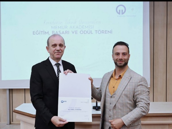 Memur Akademisinde Personelimize Belge Takdimi