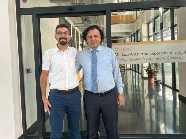 Meslek Yüksekokulu Müdürümüz Prof. Dr. Özcan ÖZYURT'tan MERLAB Müdürü Prof. Dr. Nevzat BATAN'a Tebrik Ziyareti