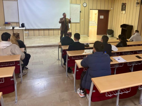 Dekanlık ve Öğrenci Kalite Komisyonu Arasında İstişare Toplantısı Gerçekleştirildi