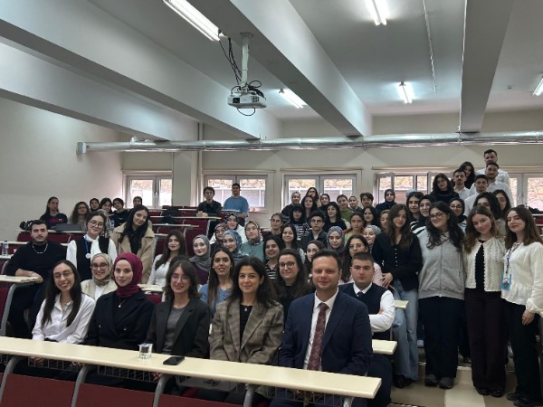 "Her Yönüyle Eczacılık Kariyer Zirvesi" Fakültemizde Başarıyla Gerçekleştirildi