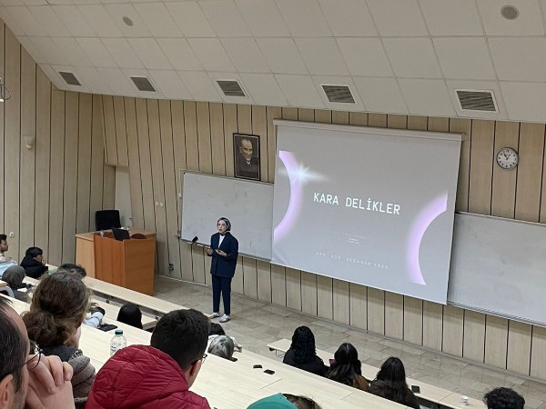"Kara Delikler" Semineri KTÜ Fizik Bölümü ve Fizik Kulübü İş Birliğiyle Gerçekleştirildi