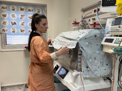 Prematüreyken Tedavi Gördüğü Klinikte Prematüre Bebeklere Bakıyor
