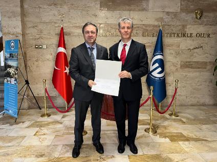 Prof. Dr. Yücel ÖZMEN'e Teşekkür Belgesi Takdimi
