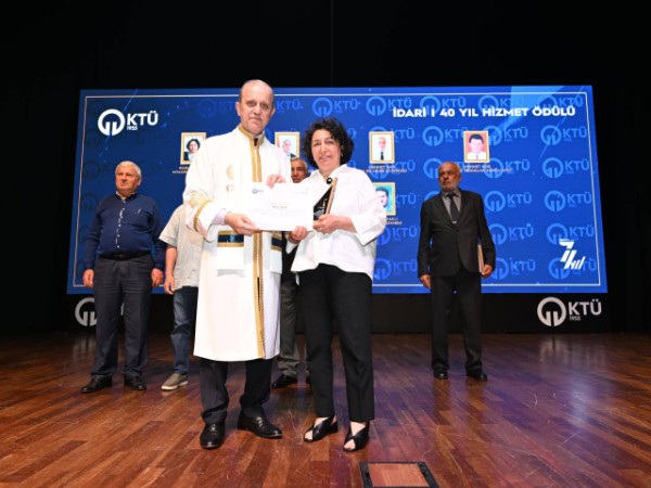 Bölüm Sekreterimiz Rabia Yamak'a KTÜ İdari 40 Yıl Hizmet Ödülü