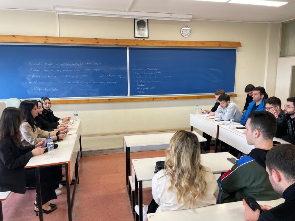 KAM4010 Siyaset Sosyolojisi Dersinde Münazara Gündemi: Özgürlük mü Denetim mi?