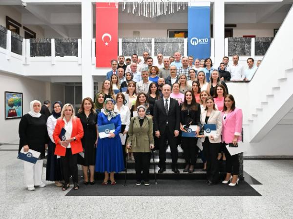 Fakültemiz İdari Personeli Şef Yalçın SATILMIŞ'a Belge Takdimi 