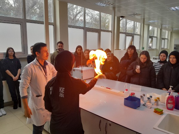 Kimya'nın Büyüsü Laboratuvara Taşındı: XIII. Bilim Söyleşileri Kapsamında Bölümümüzde Uygulamalı Workshop Gerçekleştirildi