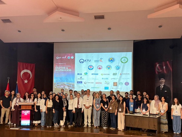 KTÜ MBG Öğrencilerinden EBDAYS Kongresinde Başarılı Sunumlar
