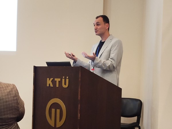 Doç. Dr. Murat Erdem Güzel, Bitkilerde Türleşme Üzerine Bilimsel Bulguları Kongrede Sundu