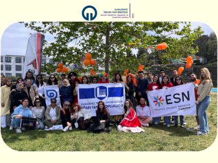 Karadeniz Teknik Üniversitesi Öğrencileri, 23 Nisan'da Çocuklar İçin Renkli Bir Şenlik Düzenledi