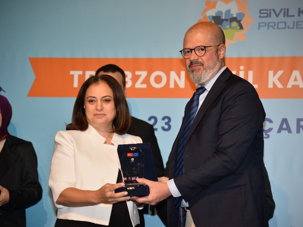 Trabzon Sivil Katılım Zirvesinde Bölümümüz Öğretim Üyesi Prof. Dr. Dilek BEYAZLI ve Öğrencimiz Abdülkadir Haliloğlu Plaket Almıştır