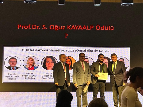 Asistanımız Dr. Talha Gürsoy, 28. Ulusal Farmakoloji Kongresi'nde Prof. Dr. S. Oğuz Kayaalp Kitap Bursu'nu Kazandı