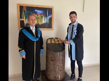 2021-2022 Eğitim-Öğretim Yılı Fakülte Birincisi İsmail UZUNEL,  isminin yazılı olduğu plakayı mezuniyet kütüğüne çaktı.