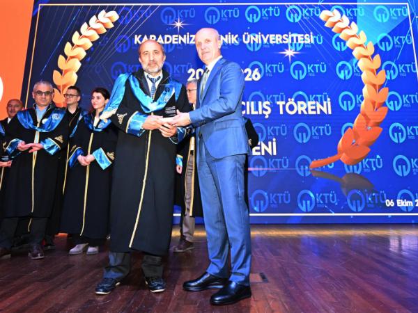 YÖK Başkanından Enstitü Müdürümüze Plaket Takdimi 